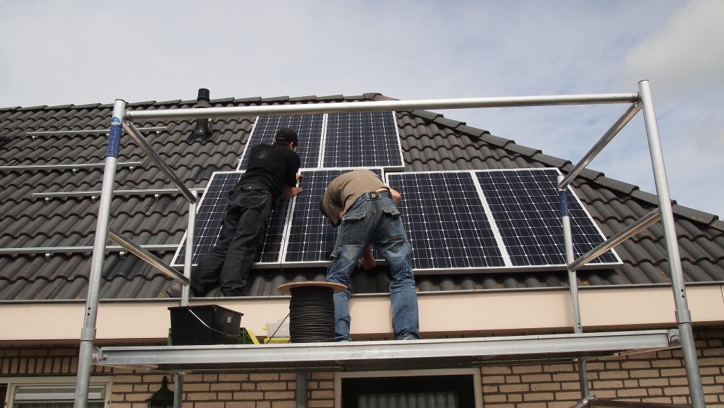 Zonnepanelen plaatsen. Foto: Flickr Creative Commons/Wytze.